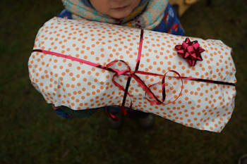 Geschenke auspacken - Spiel beim Kindergeburtstag